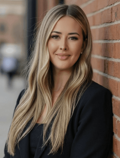 Headshot of Hannah Fox
